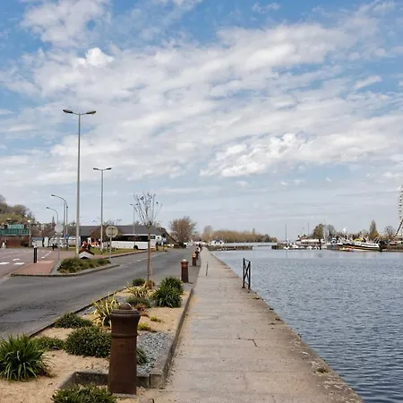 L' Annexe Du Cosmopolitain *